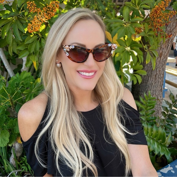 High Heels on the High Road Accessories - 😎🐈‍⬛ Brown Tortoise Cat Eye Sunglasses + Crystal & Peach Gray Brown Pearl Edge